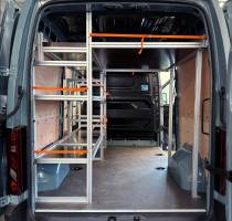 regál v autě na krabice.jpg